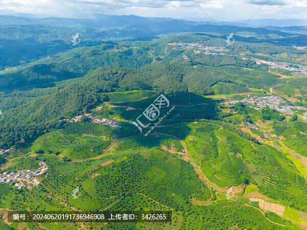 航拍天空高山農(nóng)田田園風(fēng)光