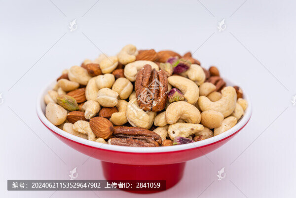 一碟堅(jiān)果有腰果核桃開心果碧根果