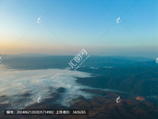 航拍日出時(shí)的高山和云海自然風(fēng)光