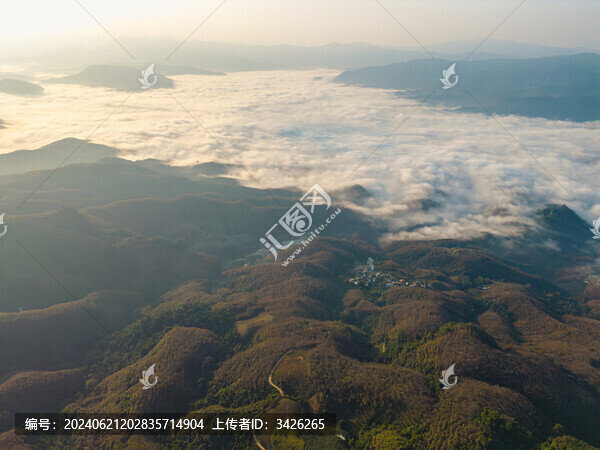 航拍日出時的高山和云海自然風光