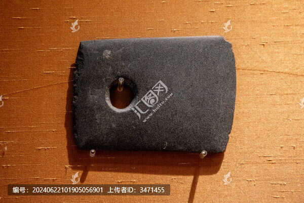 良渚文化穿孔石斧