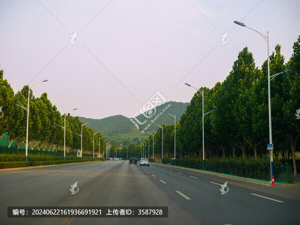 傍晚濟(jì)南高新東區(qū)的道路