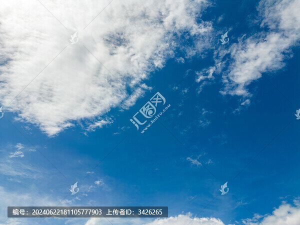無人機(jī)高空航拍的藍(lán)天白云