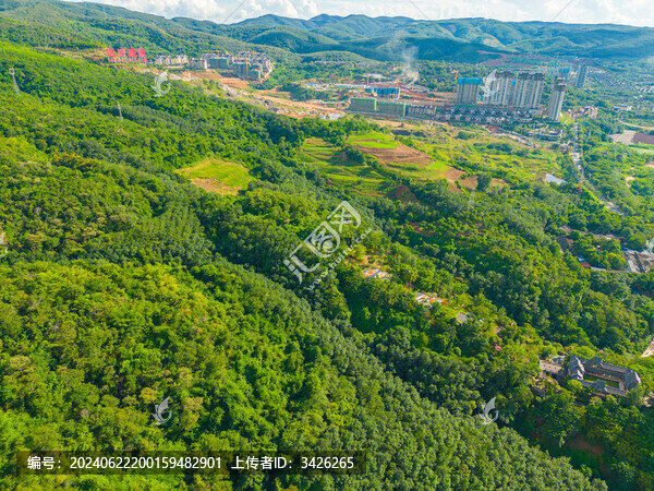 航拍郊外的山脈自然風光