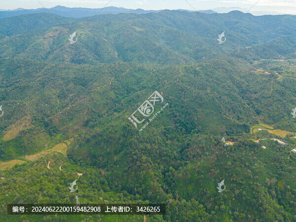 航拍郊外的山脈自然風(fēng)光