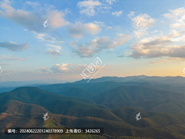 航拍日落時群山對天的景色