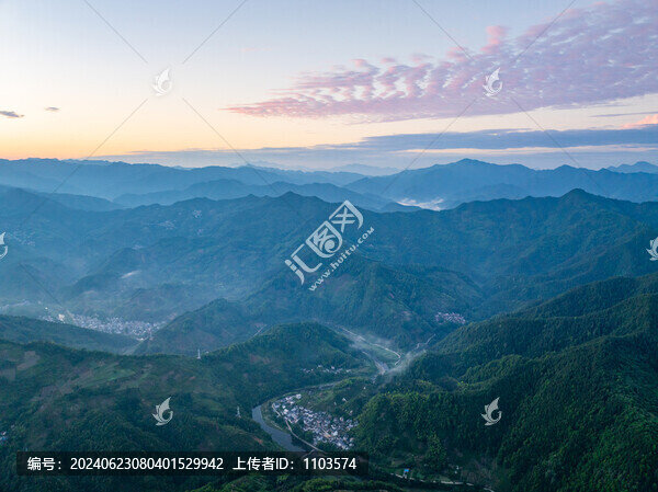 安徽歙縣石潭風景區(qū)朝霞晨霧