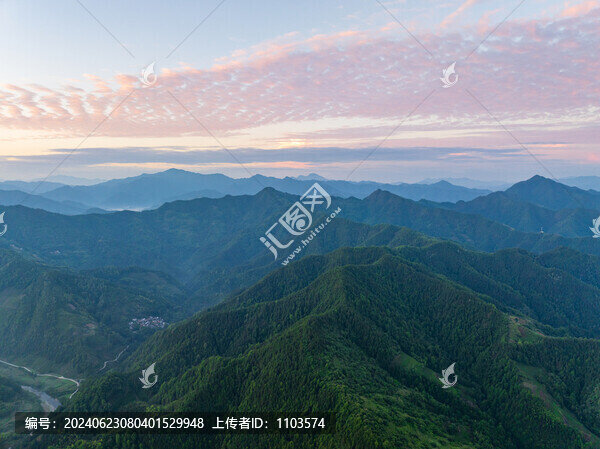 安徽歙縣石潭風(fēng)景區(qū)朝霞晨霧