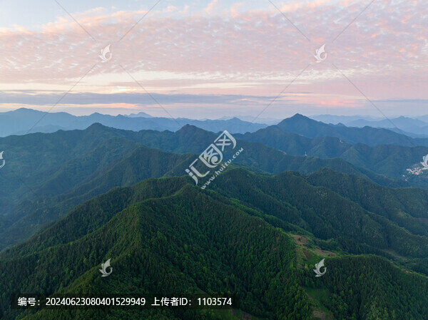 安徽歙縣石潭風(fēng)景區(qū)朝霞晨霧