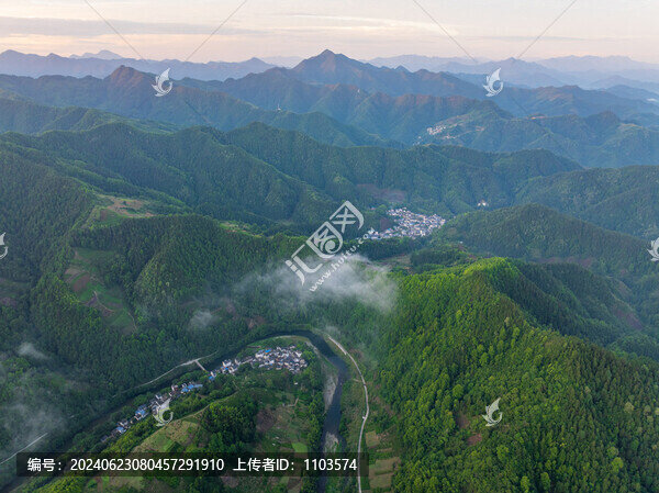 安徽歙縣石潭風(fēng)景區(qū)朝霞晨