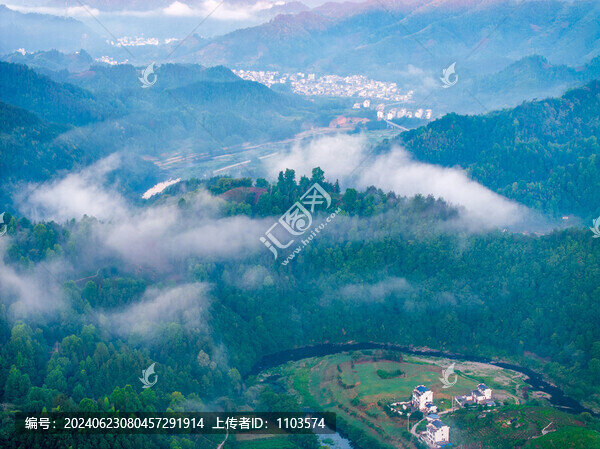 安徽歙縣石潭風景區(qū)朝霞晨霧