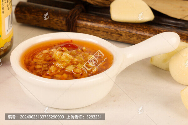 淺色背景下的蒜蓉醬