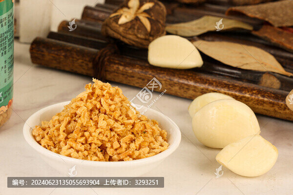 淺色背景下的蒜頭酥