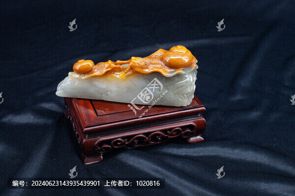 桂林雞血玉雕件