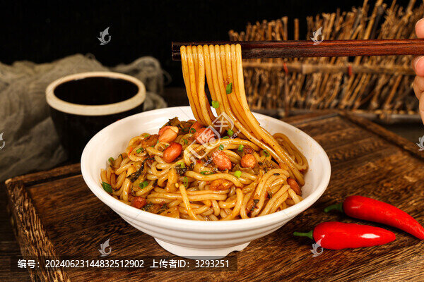 深色背景下的南昌拌粉