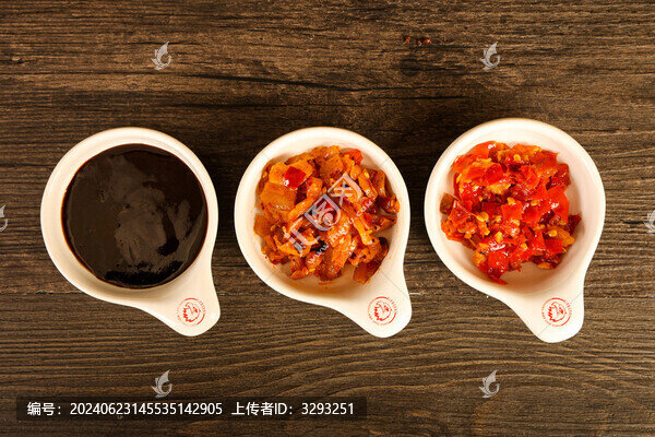 深色背景下的小菜和蘸料碟