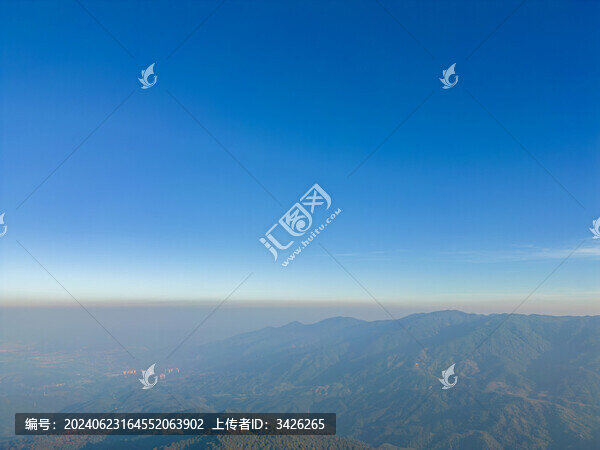 高空航拍藍(lán)天下的山脈自然風(fēng)光