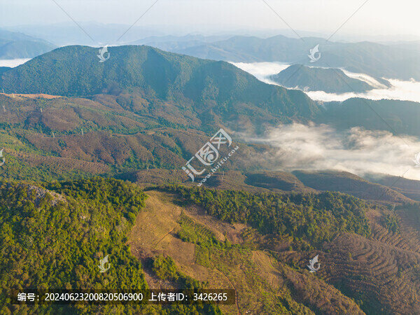 航拍群山中的云海自然風(fēng)光