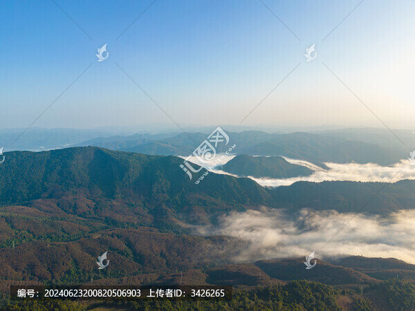 航拍群山中的云海自然風光