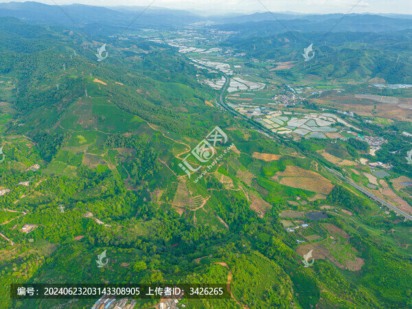 航拍天空高山農(nóng)田田園風(fēng)光