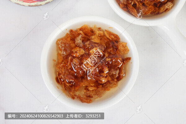 淺色背景下的紅蔥油