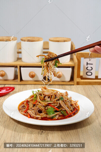 淺色背景下的涼拌豬肚絲