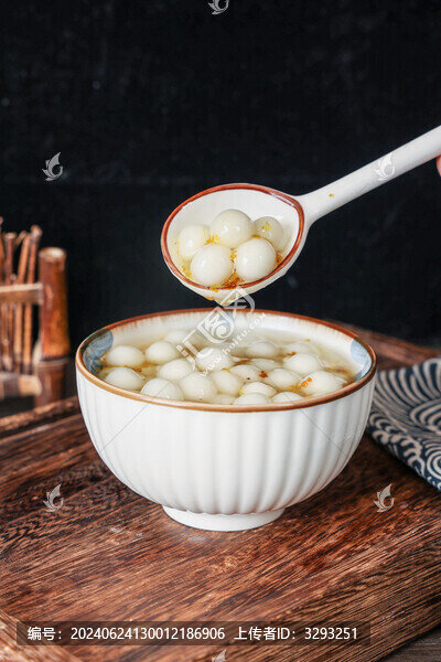 深色背景下的桂花糯米小圓子