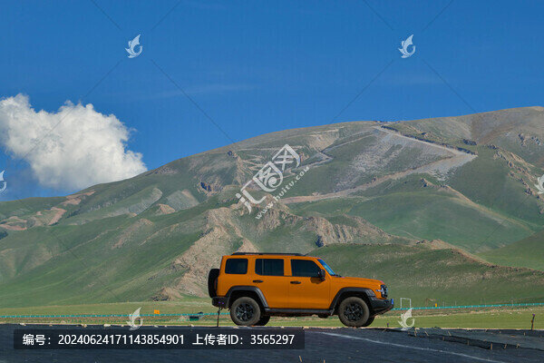 草原上的越野坦克車