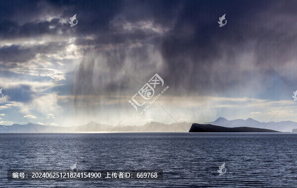 普莫雍錯(cuò)下雨彩云