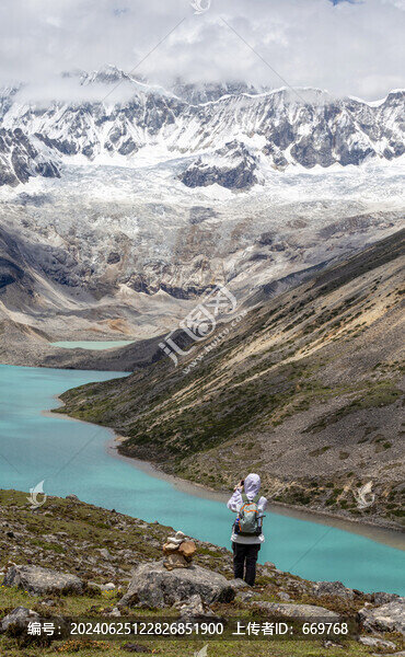 雪山徒步翻山越嶺的女人