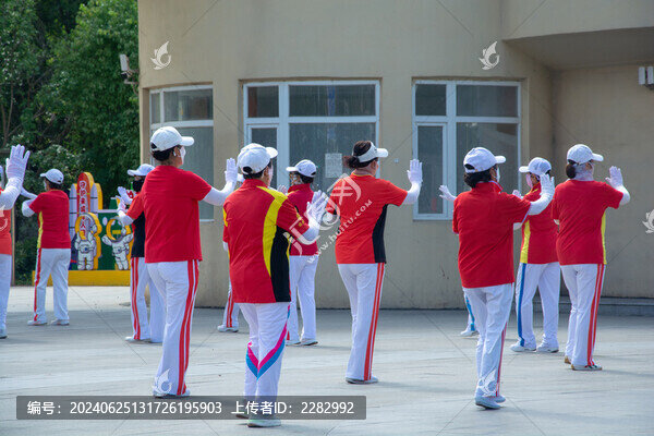 夏天公園跳廣場舞的老年人