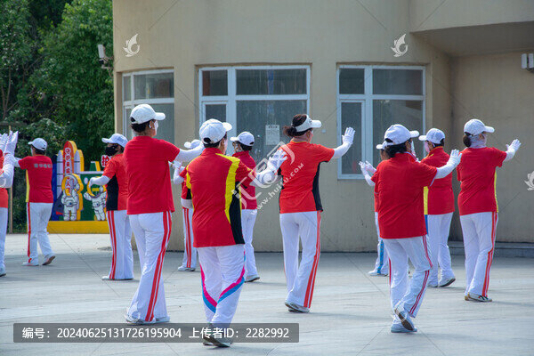 夏天公園跳廣場舞的老年人