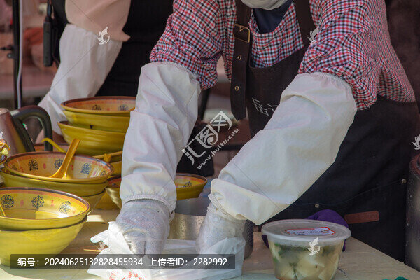 早餐店內(nèi)正在制作餛飩