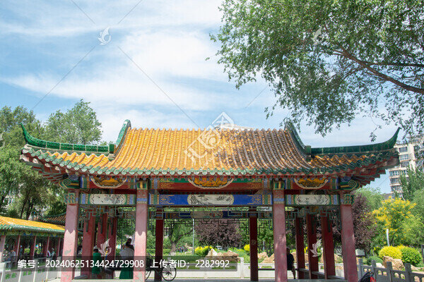 夏天公園中的古建筑
