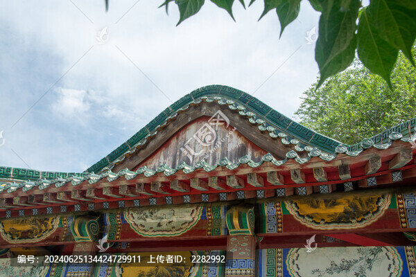 夏天公園中的古建筑