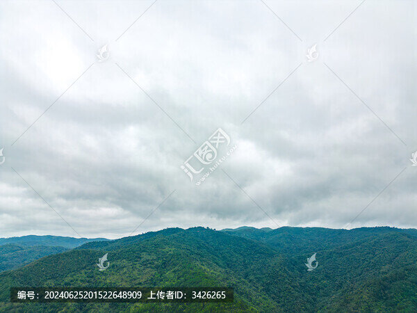 航拍烏云下的山脈自然風(fēng)光