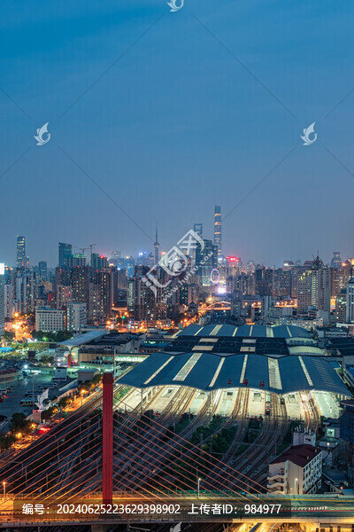 上海站看向陸家嘴夜景城市風光