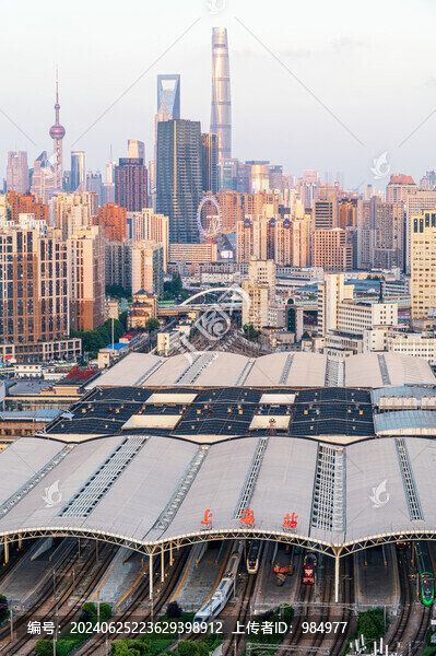 上海站看向陸家嘴城市夜景風(fēng)光