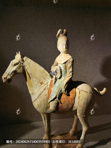 唐代彩繪騎馬女俑