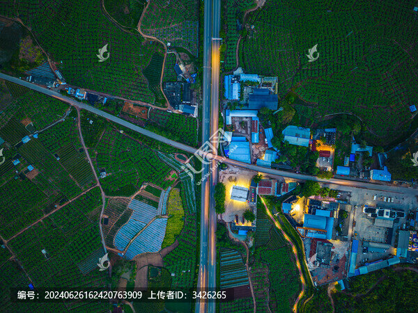 航拍夜晚的高速公路