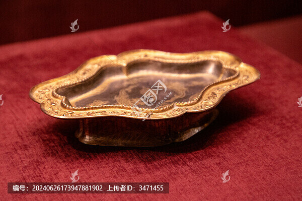 遼代摩竭紋金花銀長盤