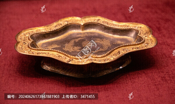 遼代摩竭紋金花銀長(zhǎng)盤
