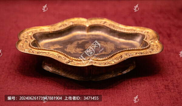 遼代摩竭紋金花銀長盤