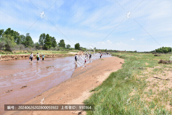 河中徒步