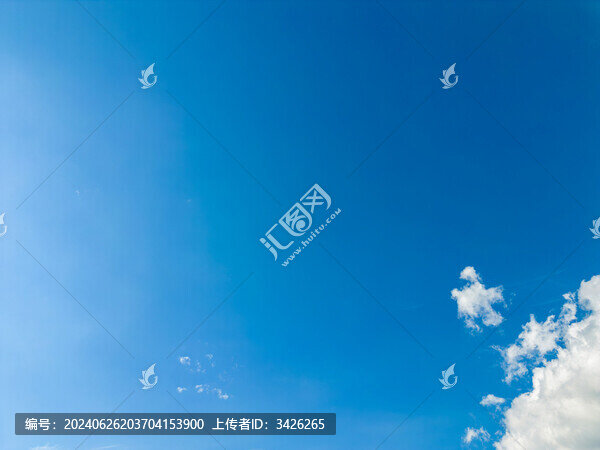 無人機(jī)高空航拍的藍(lán)天白云
