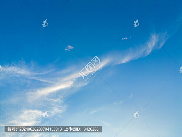 無人機高空航拍的藍天白云