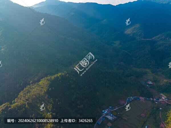 航拍山區(qū)鄉(xiāng)村田園風(fēng)光