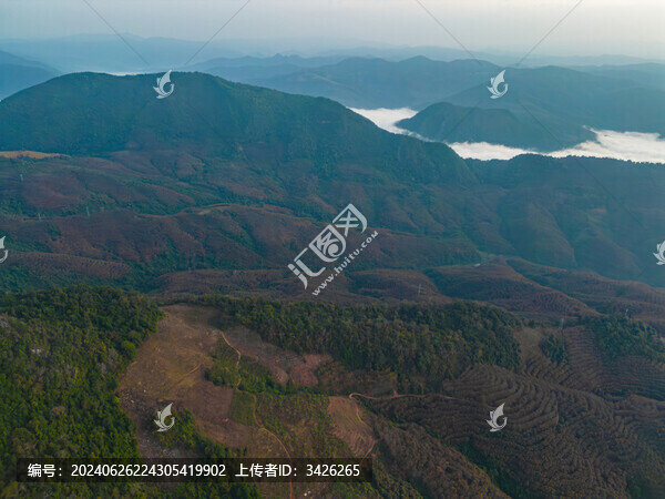 航拍群山中的云海自然風(fēng)光