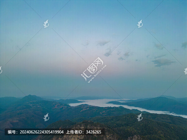 航拍群山中的云海自然風(fēng)光