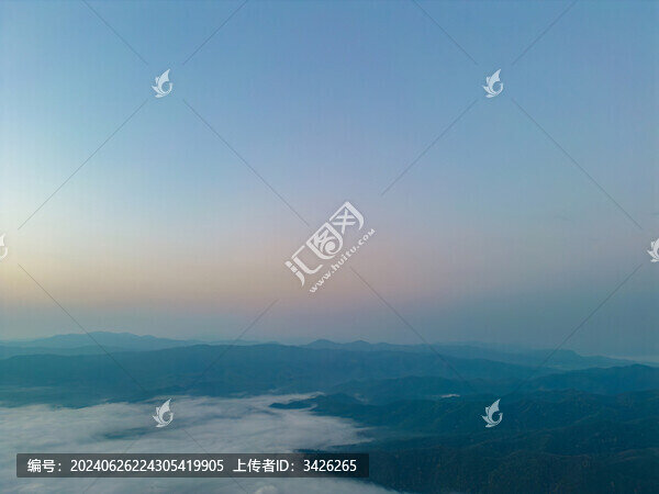 航拍群山中的云海自然風光